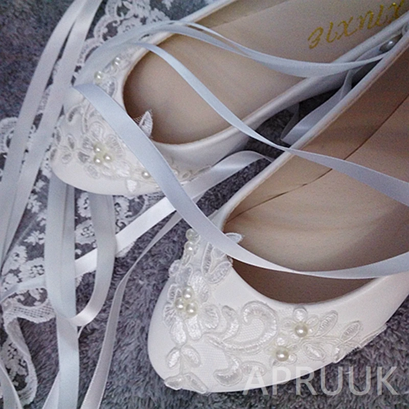 Свадебные туфли с лентами и кружевом; обувь ручной работы на плоской подошве для невесты; Роскошные кружевные туфли с жемчугом; цвет белый, слоновой кости; женская свадебная обувь на плоской подошве с цветочным узором; большие размеры