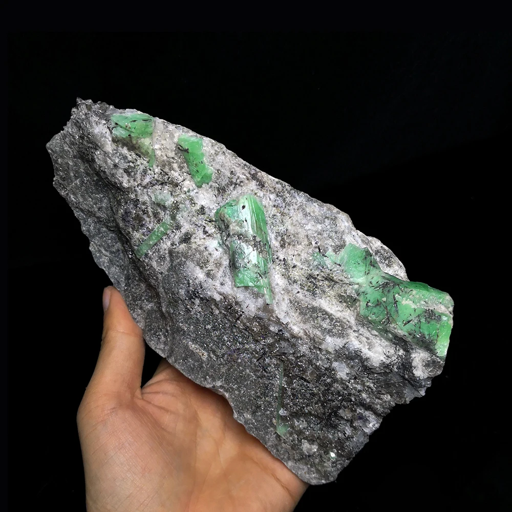 

970g NATURAL Stones and Minerals Rock Emerald with quartz crystal B13-11
