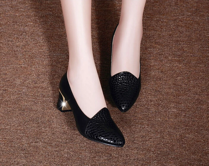 Новинка года; женские туфли-лодочки из органической кожи с острым носком; женские кожаные туфли на высоком квадратном каблуке; женская обувь; размеры 34-41