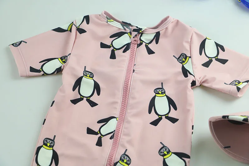 Прекрасный розовый пингвинов купальник для девочки детский купальник детский купальный солнцезащитный крем для серфинга костюм шляпа костюмы от 0 до 48 месяцев