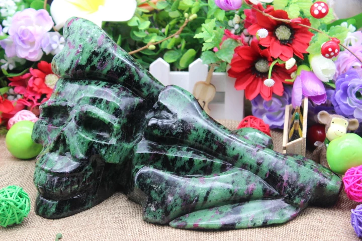 

3541 grams of quartz crystal red. Green treasure the skull to heal