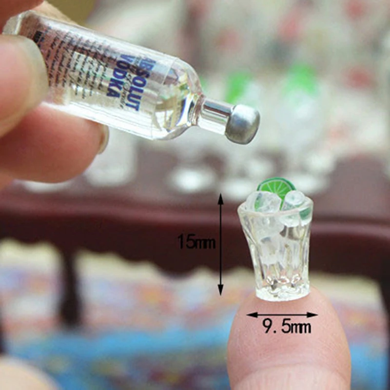 

2Pcs Dollhouse Toy Model Miniature Food Mini Glass Cup + Ice Cube Simulation Goblet Cup Model Toy Doll House Decor 17*9mm