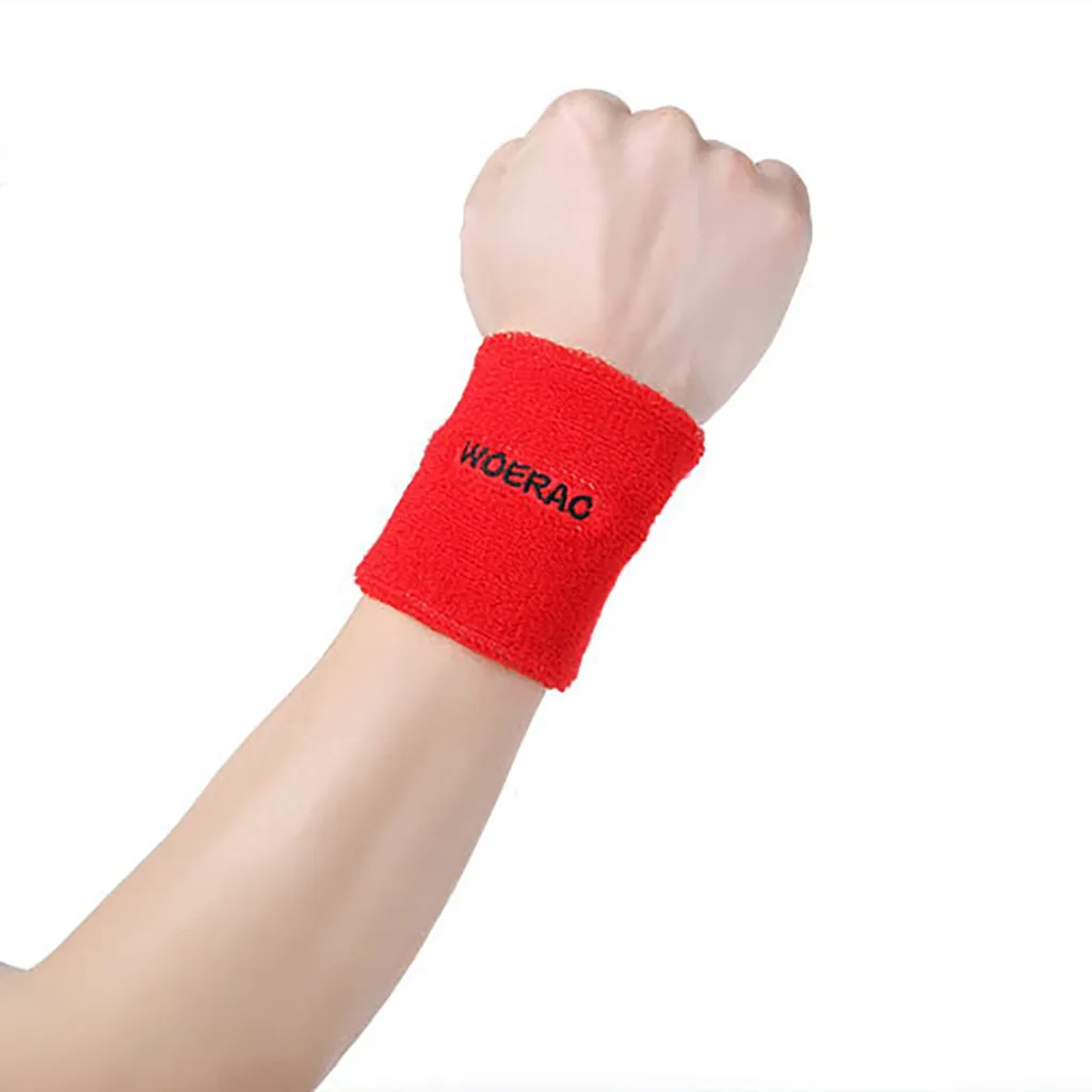 Красная повязка на руке. Повязка на резинке на руку. Повязка на резинке на руку. Резинка на запястье спорт. Повязка на резинке на руку.