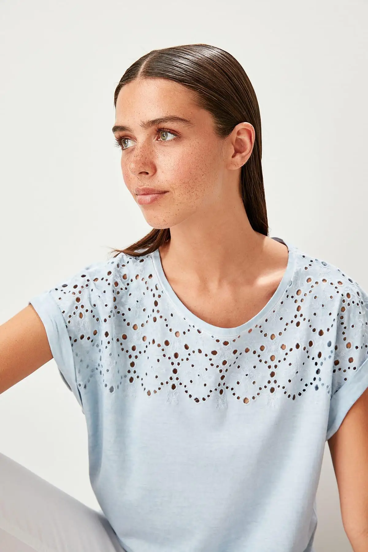 Trendyol Mavi Embroideries detayymi-Flushing Basic трикотажные футболки TWOSS19FV0231 | Женская одежда