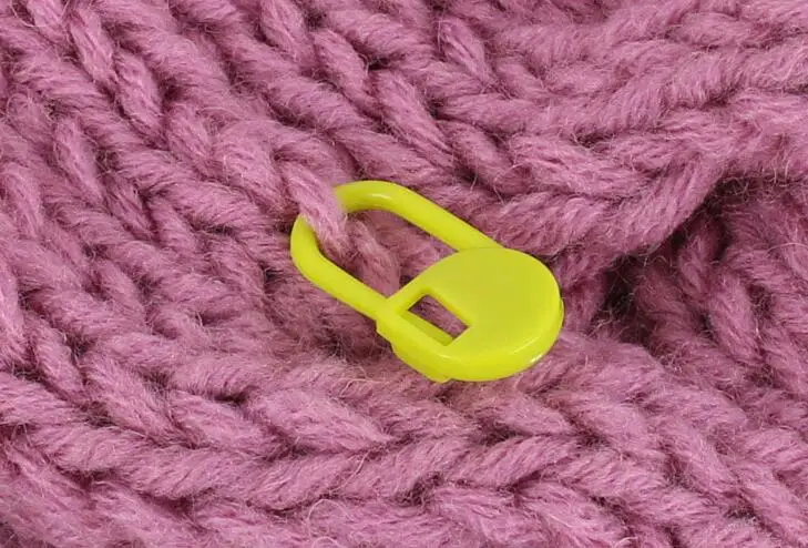 100pcs Mixed Color Mini Kniting Holder Needle Clip Craft Crochet Locking Plastic Mark Hook Kniting Accessories High Quality GYH