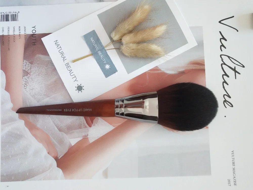 1-pcs-Luxury-Round-Kabuki-Brush-Wood-Handle-Dome-Shape-Dense-Powder-Brush-Tapered-Precision-Blush (2)