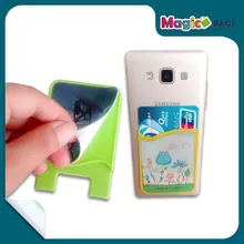 Su diseño 2 en 1 cuenta con almacenamiento de tarjetas y un mini paño de microfibra totalmente personalizable a todo color impreso que Limpia la pantalla