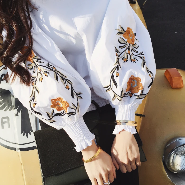 [Alphalmoda] Новое поступление, Женский пуловер с цветочной вышивкой и рукавами-фонариками, рубашка в черно-белую полоску