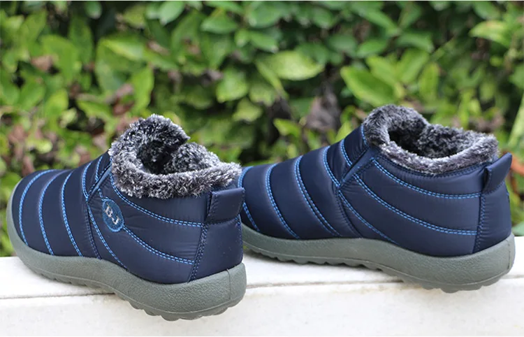 2500435776_1992338671