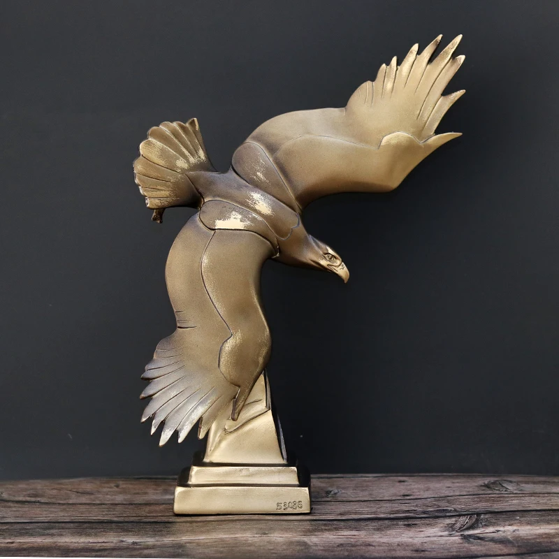

Vintage Flying Eagle Sculpture Handmade Polyresin Fish Catching Hawk Statue Raptor Decor Gift and Craft Ornament Furnishing