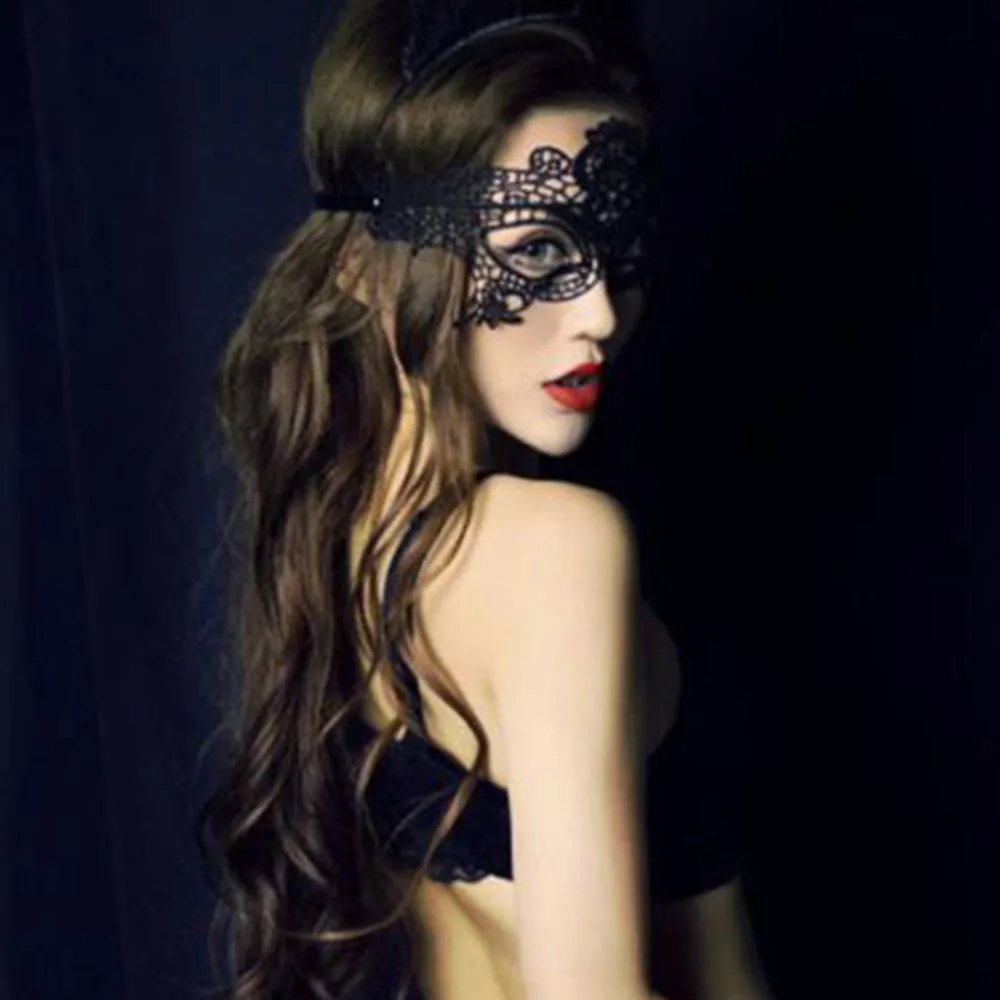Брюнетка в кружевной маске. Девушка в маске кружево. Девушка в кружевной маске. Кружевная маска. Девушка в кружевной маске.