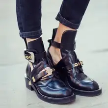 Модные женские короткие ботинки на толстом каблуке; ботинки в байкерском стиле; красивые женские ботинки с вырезами; теплые черные кожаные ботинки-гладиаторы