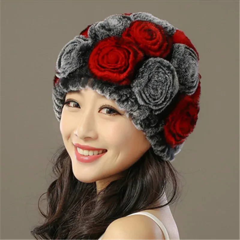 Шапка розочка. Шапки с розочкой для девочки на лето. Вязаная шапка с розочкой. Вязаная шапка с розами. Красная вязаная шапка.