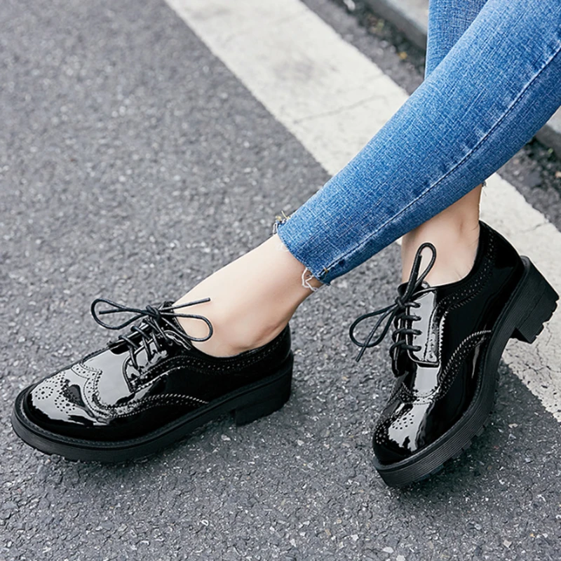 Meilleur 2018 Mode Oxford Plat Chaussures Femmes Femme Oxford En Cuir Verni Rétro Sculpté Femmes Chaussures Bout Rond Britsh Style Casual Sneaker