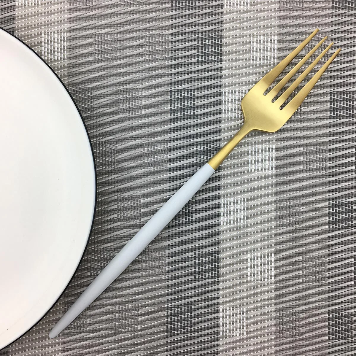 Шт. 1 шт. продвижение красочные набор столовых приборов 18/10 нержавеющая сталь Португалия стиль ужин белый топ золото столовая посуда вилы совок - Цвет: Dinner Fork