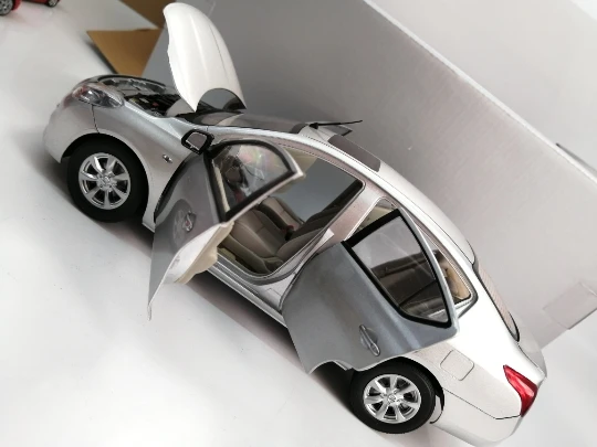 1:18 Nissan Sunny классический сплав модель автомобиля литья под давлением металлические игрушки подарок на день рождения для детей мальчик