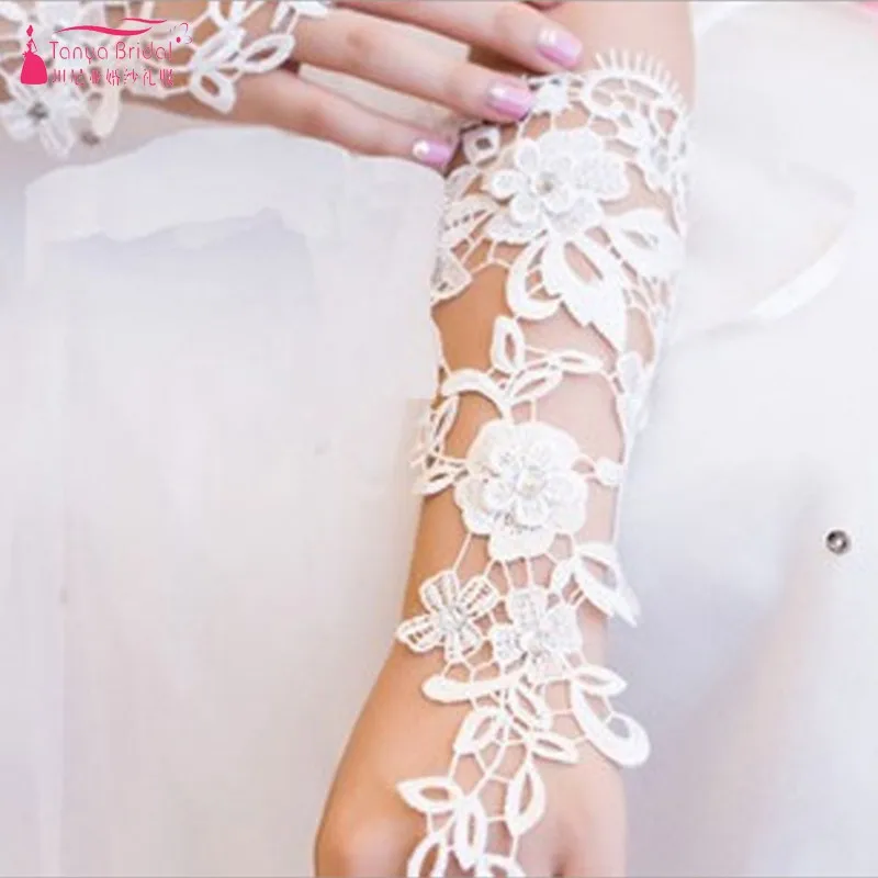 

2018 Vintage Luxury Lvory Lace Princess Bridal Gloves Fashion Female Long Design Wedding Dresses Gloves Hot Selling