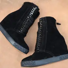 Модные черные/темно-синяя замша ботинки на танкетке 8 см танкетка увеличивающие рост с металлическими цепочками на шнуровке женские ботильоны
