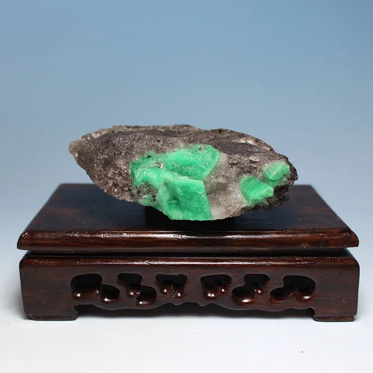 

Ultra-fine mineral crystals emerald green natural rough stones mark LuoShi collectibles ore samples without optimization