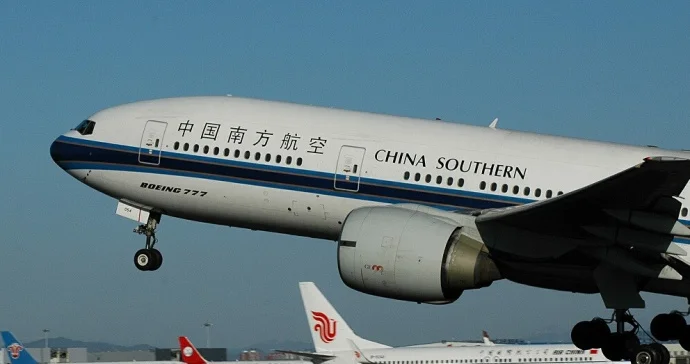 各位乘客,南航777航班马上就要起飞了
