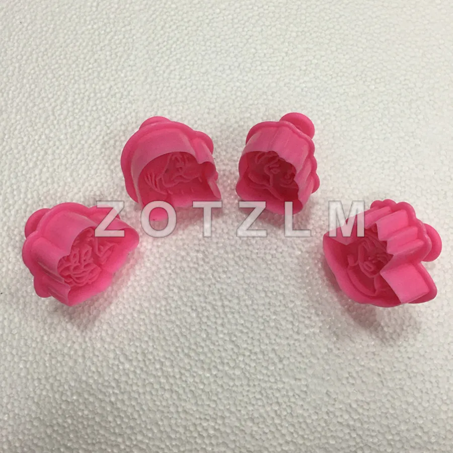 

4 pcs/set Snow White And The Dwarf Shape Plastic Cookie Cutters Set Spring Handle Toast Cutting Tools TXS021
