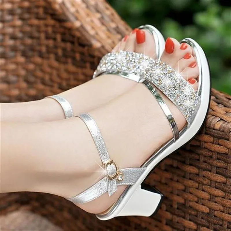 Новые стильные летние сандалии; женская обувь из яркой кожи на толстом квадратном каблуке; женская обувь с пряжкой золотого и серебряного цвета - Цвет: 04