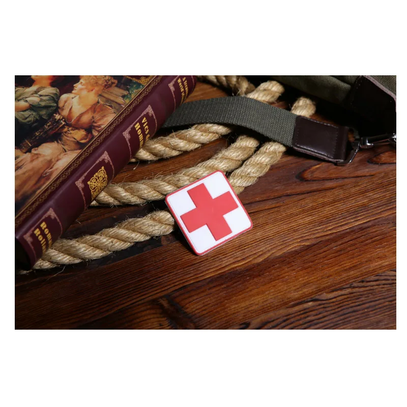 Горячая ПВХ красная нарукавная повязка с крестом медицинская обработка логотип тактические нарукавники водонепроницаемые резиновые украшения патч для сумки шляпа команда логотип