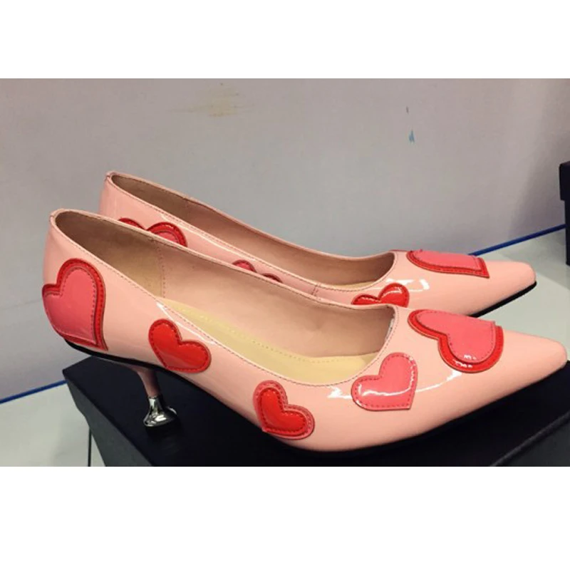 Carollabelly/розовые туфли с сердечками; женские Яркие туфли-лодочки с острым носком; красивые свадебные туфли без застежки на высоком каблуке