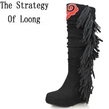 Обувь с вышивкой и бахромой на танкетке; зимние женские сапоги до колена из нубука; женские высокие сапоги из флока с кисточками; размеры 34-40; SXQ0528