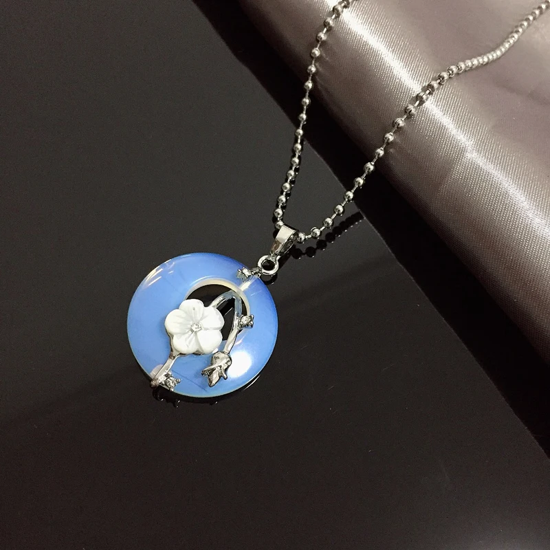 

Long Chain Stainless Steel Necklaces Flower Shell Pearl Sea Opal Moonstone Synthetic Crystal Stone Pendants Necklaces for Women