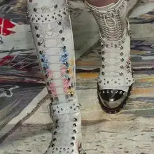 Новинка; высокие сапоги с заклепками и шипами; мотоботы из кожи и флока с цветочным принтом; ботинки с круглым носком и пряжкой на ремешке; bota feminina