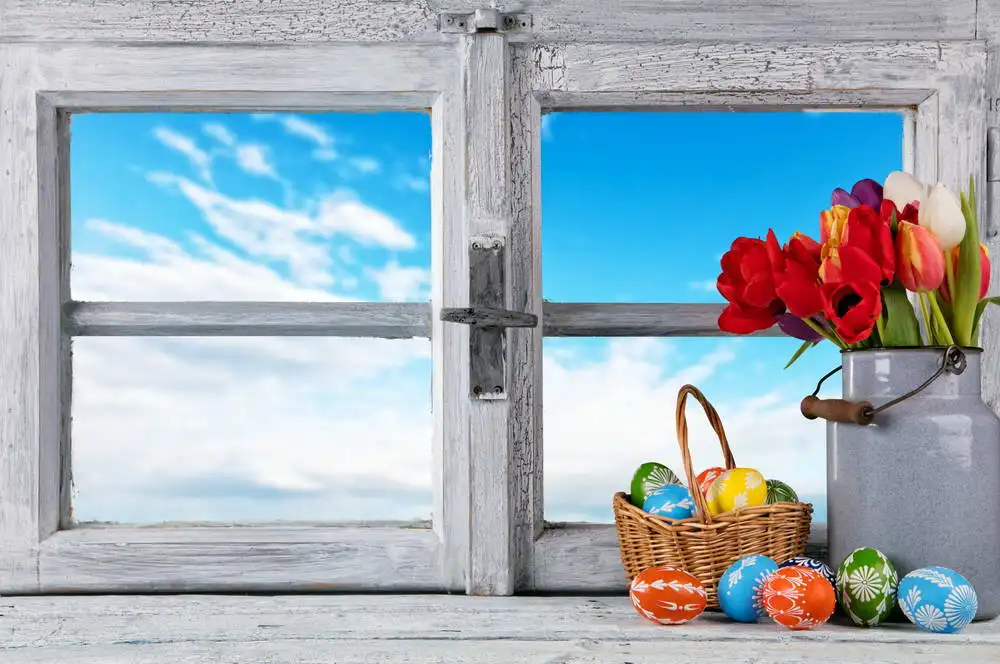 Декорации на пасху. Натюрморт на фоне пейзажа. Пасха окно. Пасха окно. Пасха на окне.
