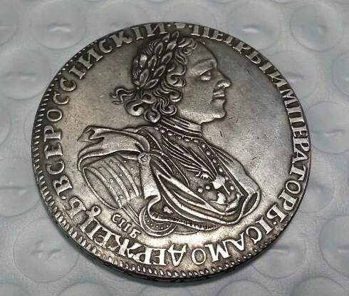 Укажите фамилию одного любого руководителя экспедиции которой посвящено изображение на монете 1725