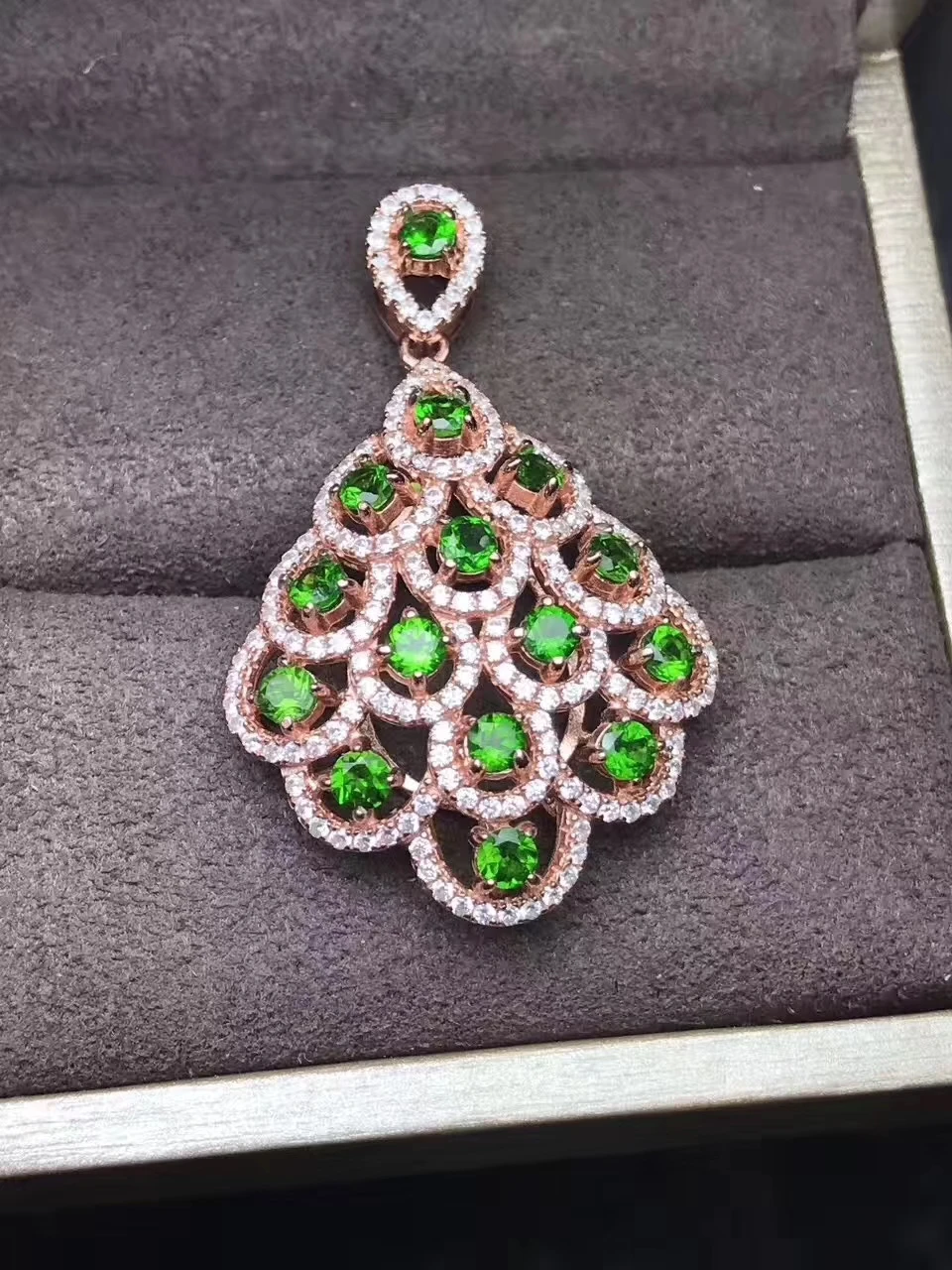 Naturel vert diopside pendentif naturel pierre gemme personnalité fan queue pendentif collier 925 s