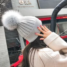 Модная женская вязаная шапка с натуральным лисьим мехом в полоску, милые женские Зимние Теплые Меховые помпоны из натурального Лисьего меха, съемные головные уборы