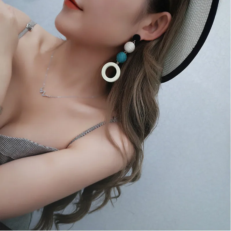 

2017 net red earrings girl vintage temperament linen hemp hit color ball ball wood circle wood earrings