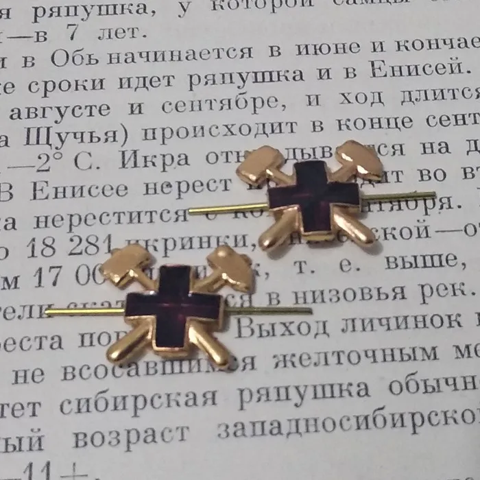 

Russia USSR Badge Lapel Pins Vintage Classics Retro metal badge Army shoulder strap Collar Medic