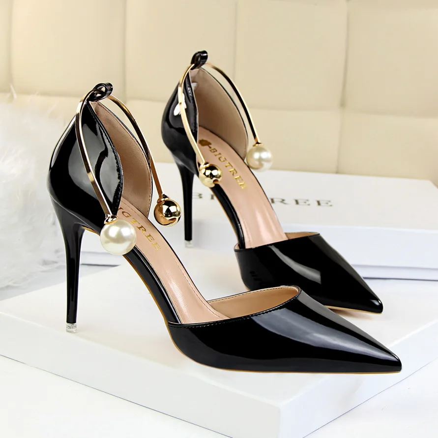 Для женщин жемчуг шпильки металлические летние элегантные туфли-лодочки Лакированная кожа узким острым носком милые босоножки обувь на высоком каблуке G923-13