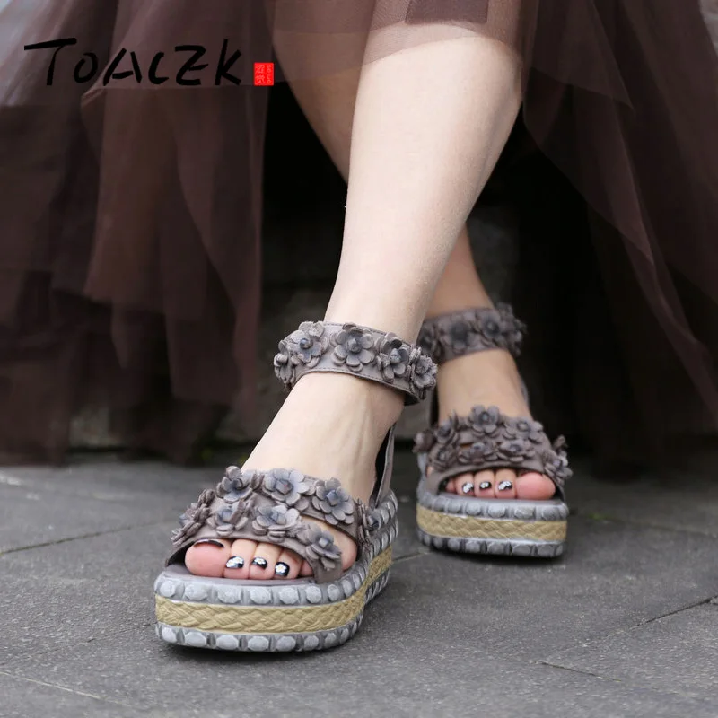 

Leather slope with sandals, female cross strap muffin shoes, casual pairing with cool slippers