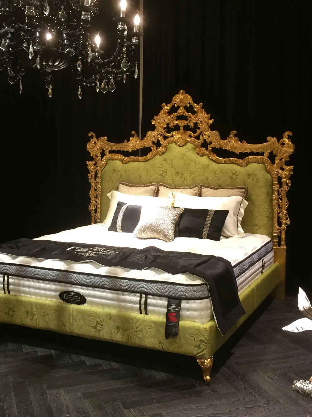 European Style Luxury Imperial Bedroom Set Top Quality Wood Carved