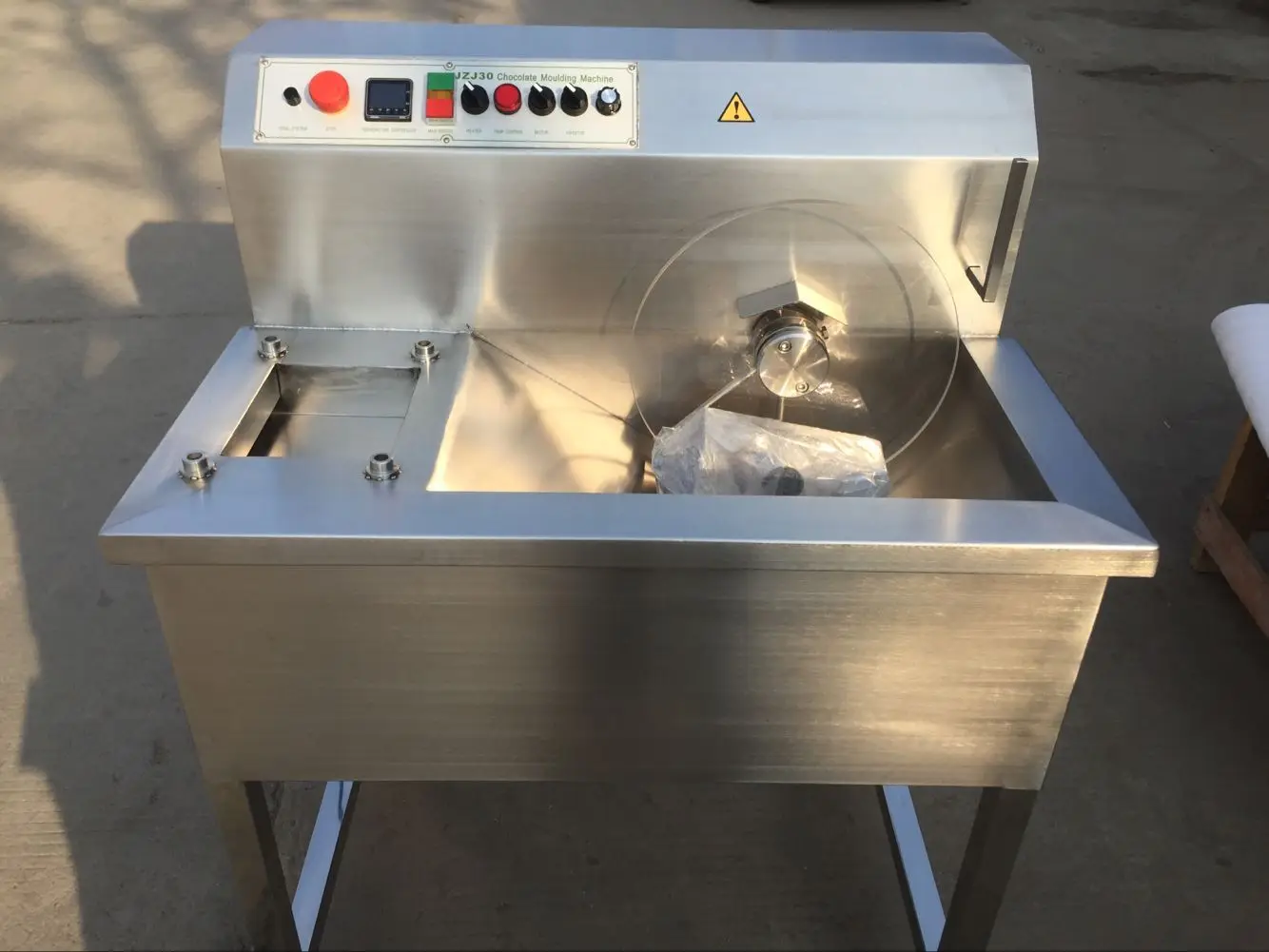 

380v/220v chocolate melting machine includ vibration table chocolate melter with 30kg melting pot