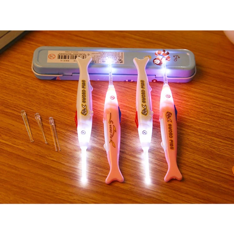 1 مجموعة الطفل خلال أذني الأسماك مصباح ليد تنظيف الشمع مزيل الطفل سلامة الرعاية Curette