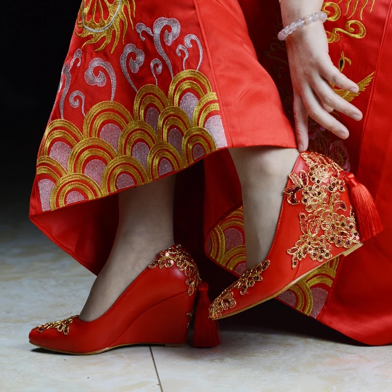 

2018 Custom Winter Chinese Red Wedges High Heel Ponited Head Slip-on Tassel Embroidery Lace Patch Decorate Bride Wearing Shoes