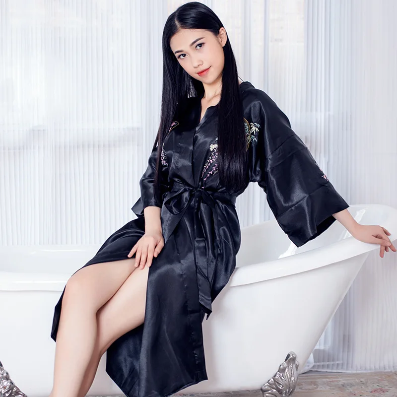 Китайский женский винтажный атласный банный халат женский сексуальный длинная ночная рубашка Новинка вышитое кимоно кафтан, ночное белье один размер - Цвет: black