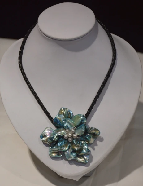 

Fashion Mop Jewelry Blue Baroque Mother Of Pearl Single Flower Necklace With Woven Leather