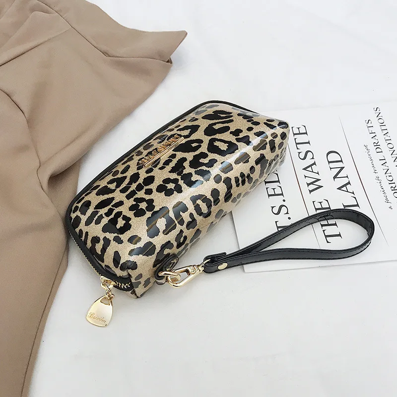 

European Fashion, Elegant Leopard-print Ladies Holding Shells and Elegant Ladies'Dinner Bags