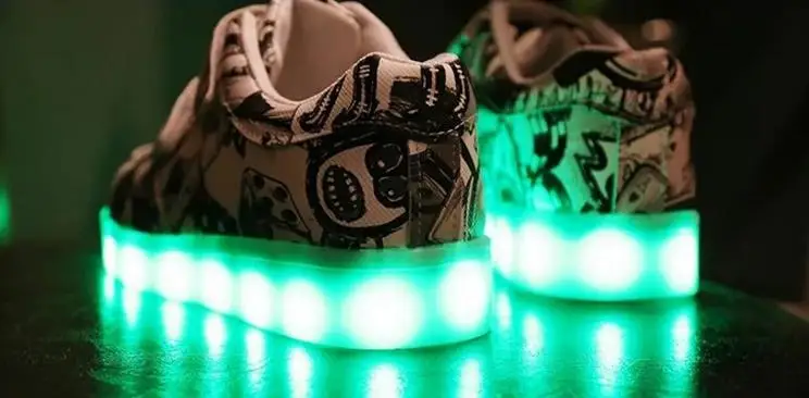 Светящиеся кроссовки Новый Демисезонный USB Перезаряжаемые модная детская одежда мальчиков спортивная обувь для девочек детей Обувь со