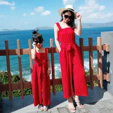 Одинаковая одежда для всей семьи праздничное красное пляжное платье летний богемный сексуальный комбинезон на бретельках с завязкой одежда для мамы и дочки