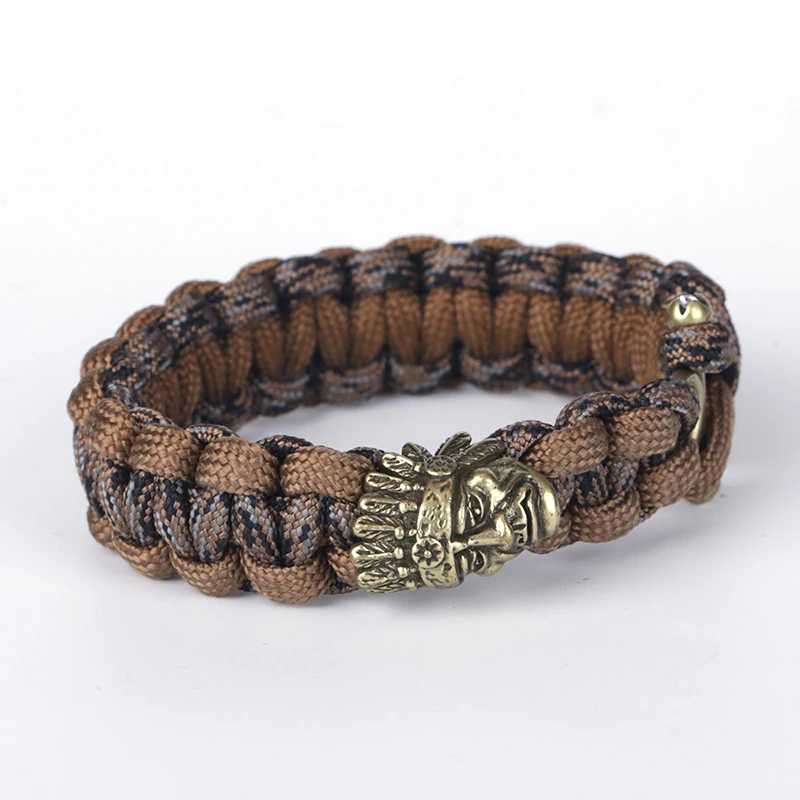 التمويه براون حبل نايلون Paracord 550 الوحشي عقدة مكرميه النحاس رئيس الهندي ريشة قبعة سحر بقاء رجل سوار الإسورة