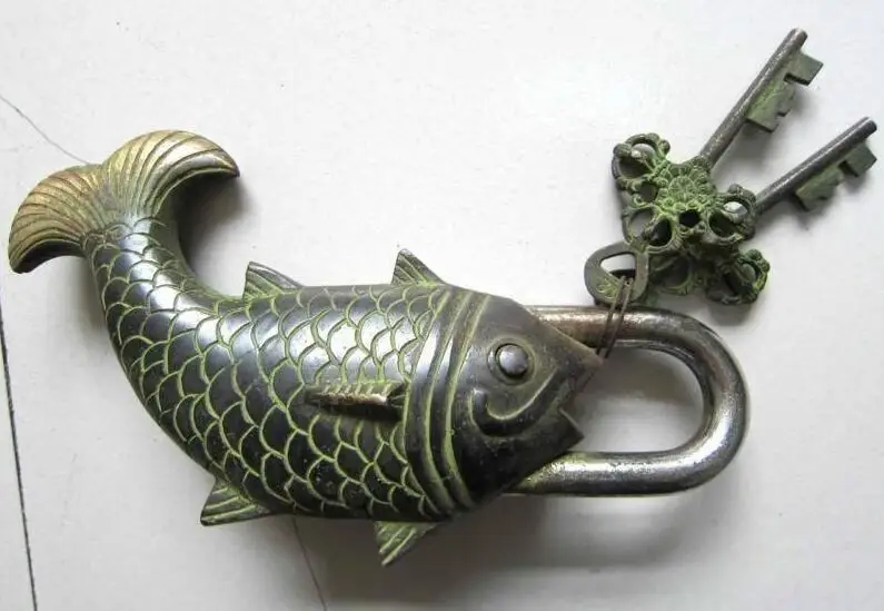 

B0601 512Chinese bronze door lock Golden fish shape with key "better than every year" statue